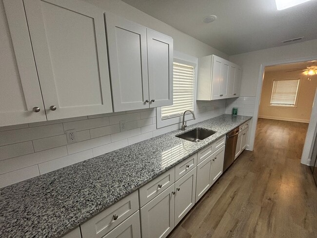 Building Photo - ***SPECIAL OFFER*** 3 Bed 1 Bath Single Family Brick Home