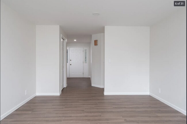 Building Photo - 3-bedroom Gem On Burlington Golf Course