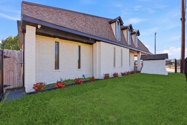 Building Photo - 3911 Fulton St