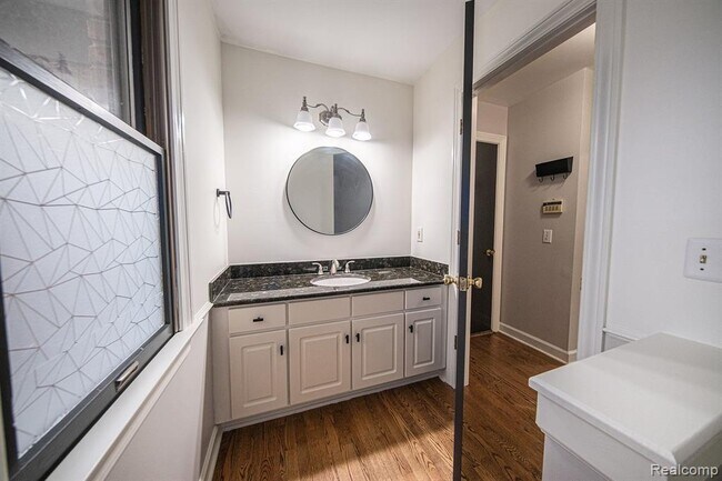 Building Photo - 695 Heritage Dr