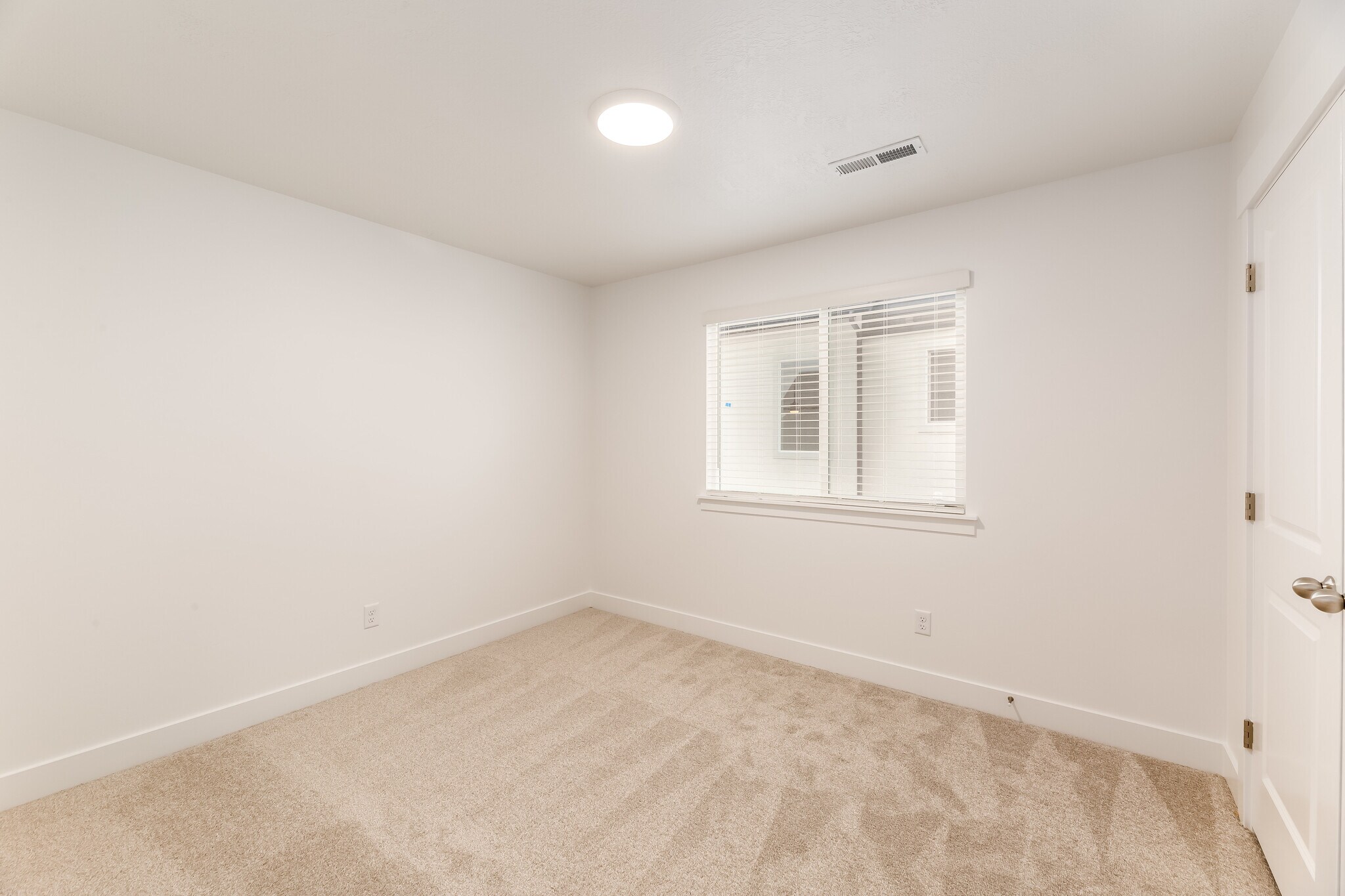 Building Photo - 13694 S Devers Dr