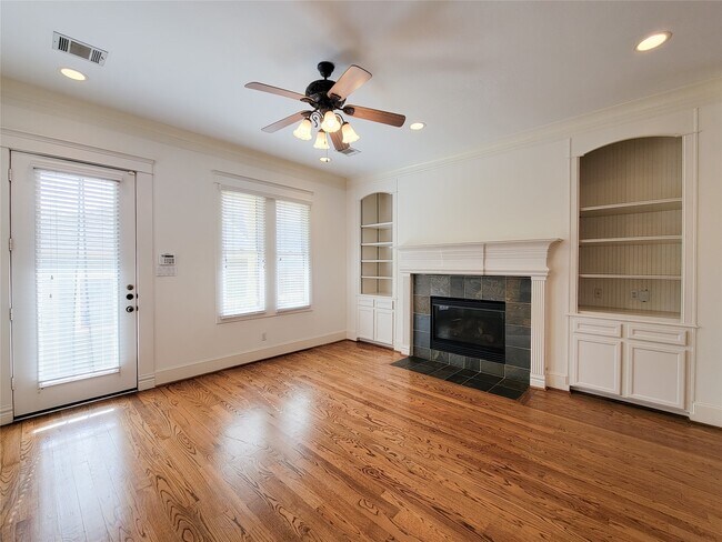 Building Photo - 704 E 9th St