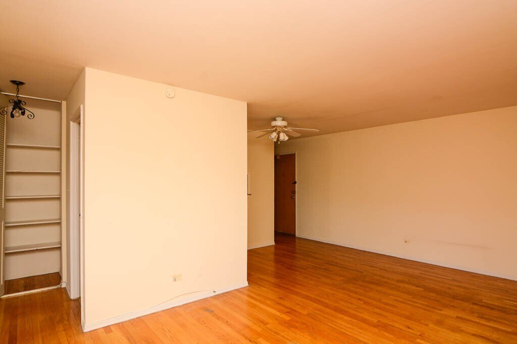 Building Photo - 665 W Wrightwood Ave