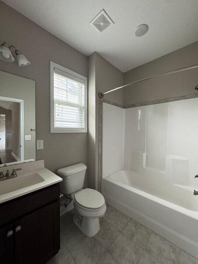 Building Photo - Spacious 4 Bed 3 Bath Home with Fenced Yard