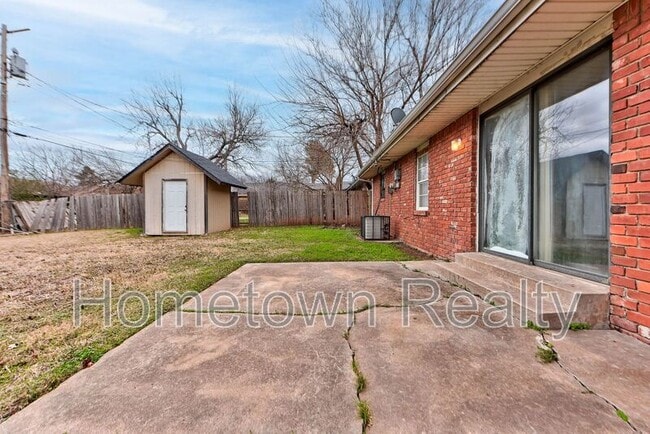 Building Photo - 1833 NE 51st St