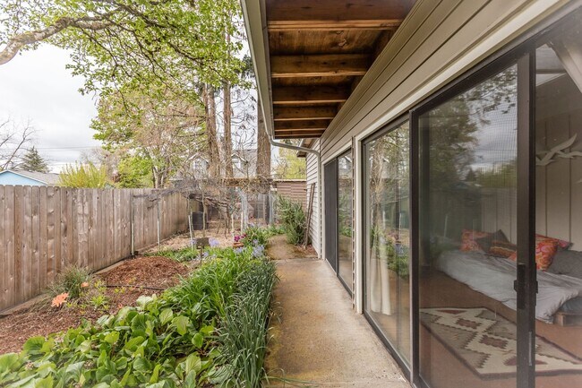 Building Photo - 3 bed/2 bath house in Oak Grove/Milwaukie- Available Now !