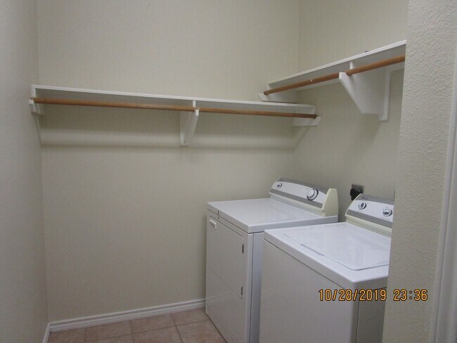 Building Photo - College Station - Spacious 3 bedroom/ 3 bath duplex off Graham Rd