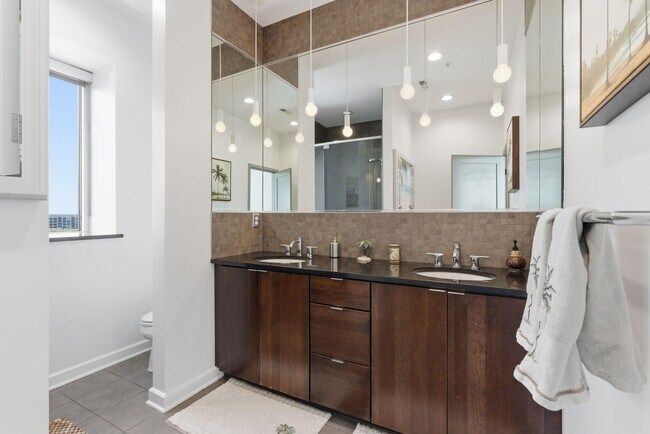 Building Photo - 145 N High St