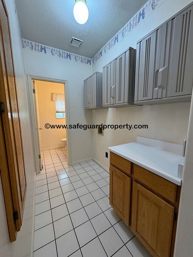 Building Photo - Wonderful 4 Bedroom Home with an Office in...