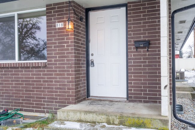 Building Photo - 818 E Princeton Ave