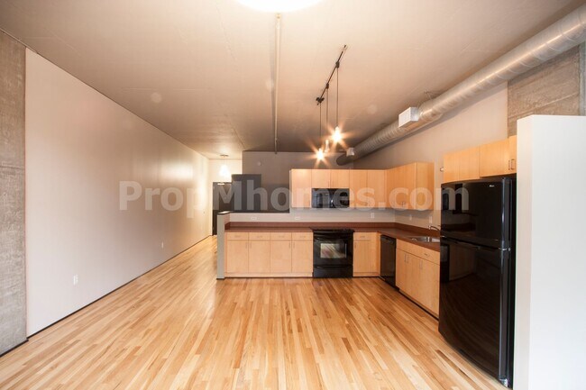 Building Photo - Vibrant One Bedroom Loft w/ City Views In ...