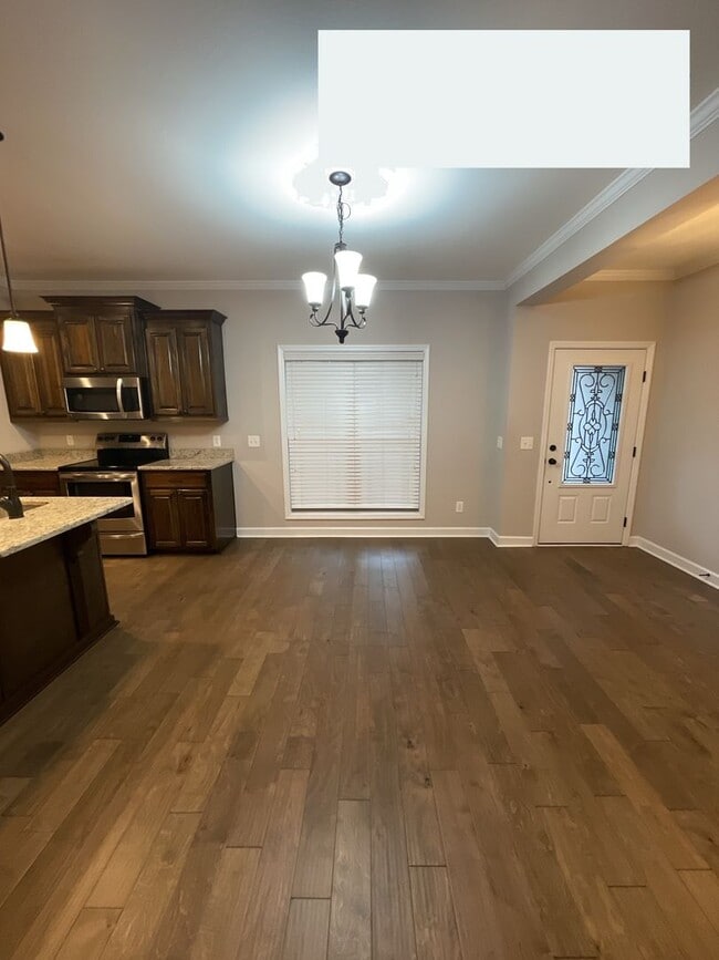 Building Photo - 605 Valley Stream Dr