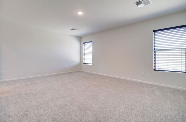 Building Photo - 2028 E Velvet Pl