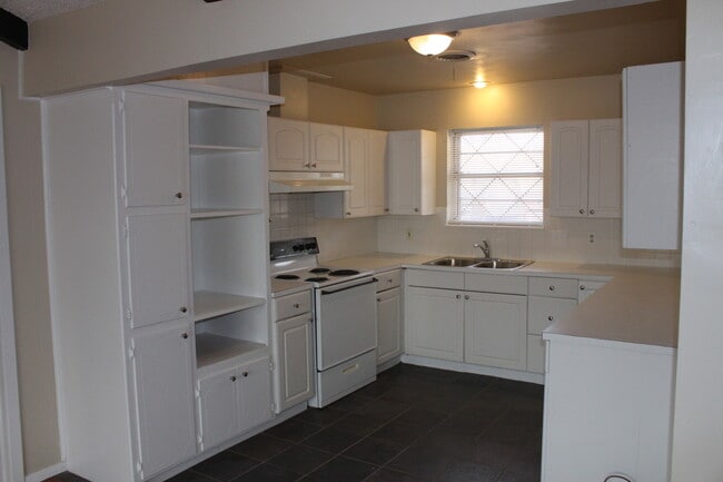 Building Photo - Available February. Large game room in back w/ electricity