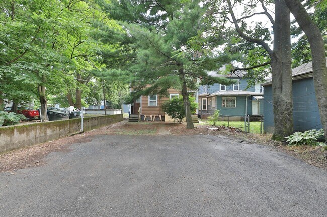 Building Photo - NEWLY RENOVATED NORTH CAMPUS - 3 BEDROOM 2 FULL BATHROOMS