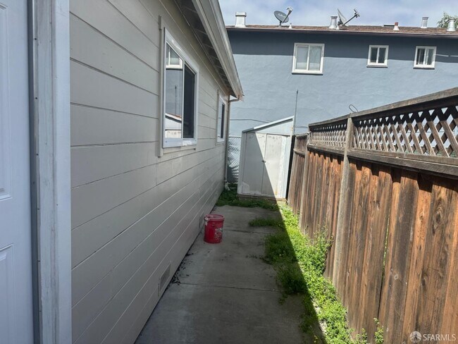 Building Photo - 827 Stambaugh St