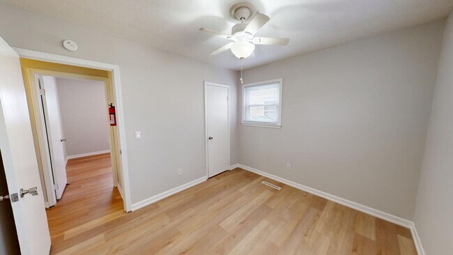 Building Photo - 3 BEDROOMS, 1 FULL BATHROOM + 2 CAR Carport Beautiful Single Family house available to show NOW f...