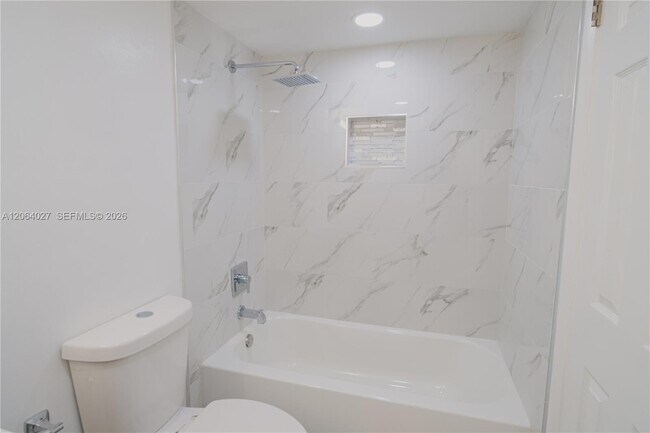 Building Photo - 2830 Riverside Dr