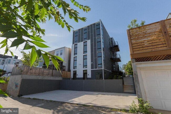 Building Photo - 1352 Quincy St NW