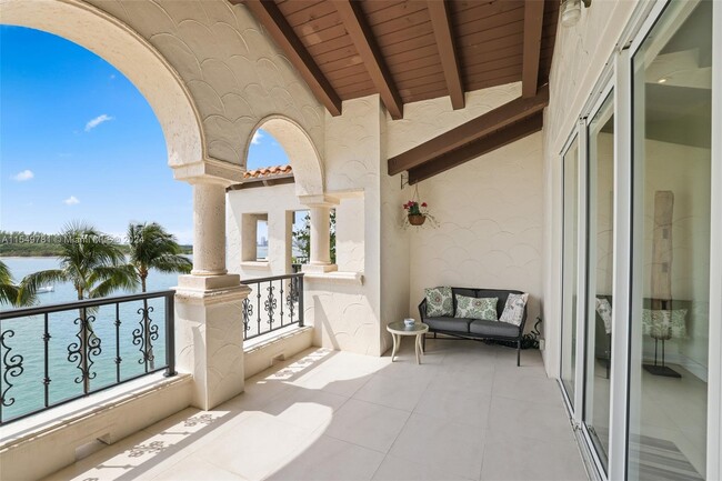 Building Photo - 2442 Fisher Island Dr