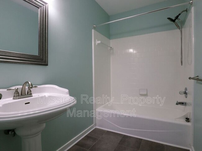 Building Photo - 4600 Cedar Cliff Rd