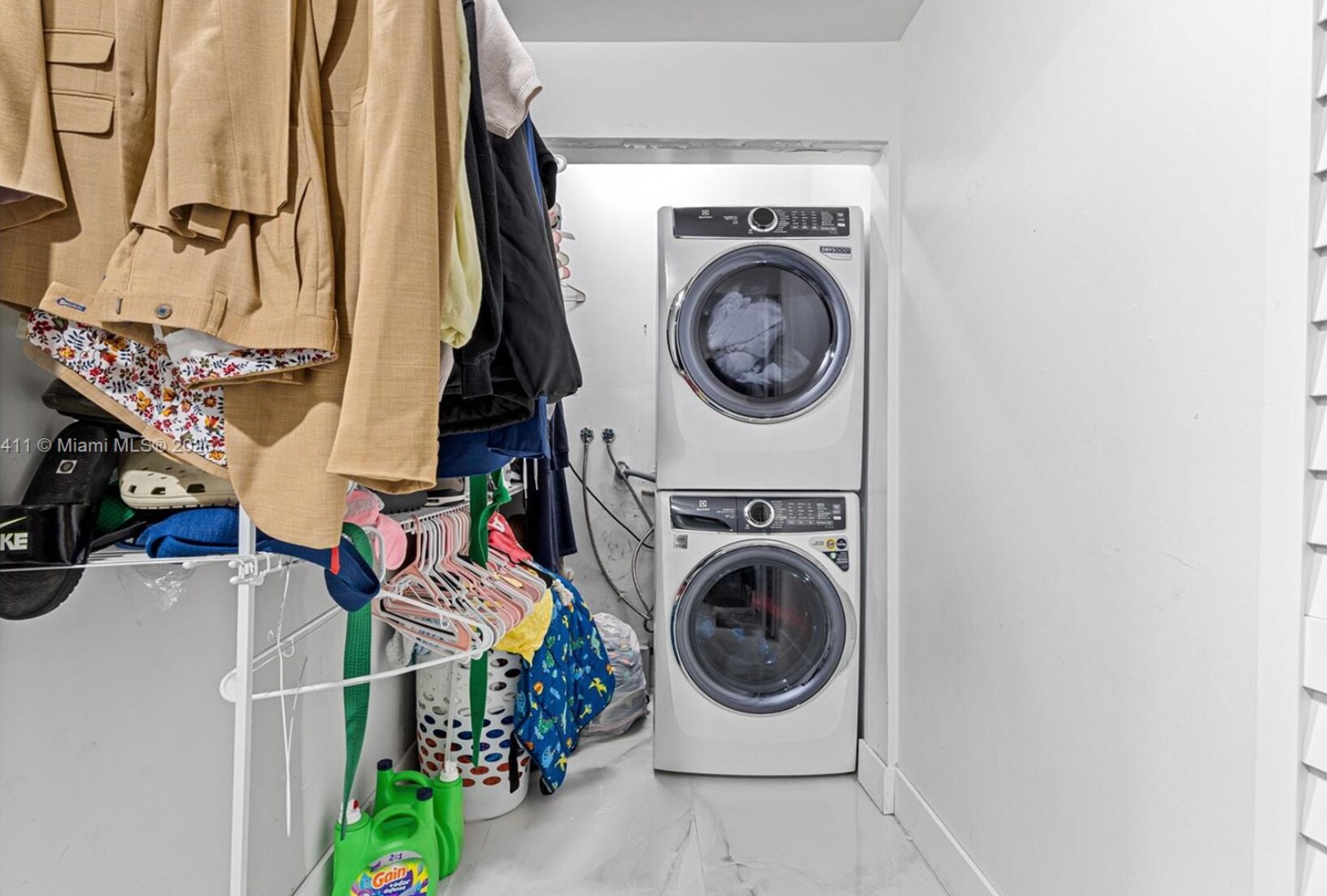 Building Photo - 8351 SW 39th Ct