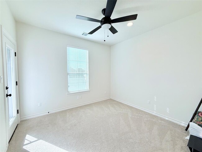 Building Photo - 113 Low River Ln