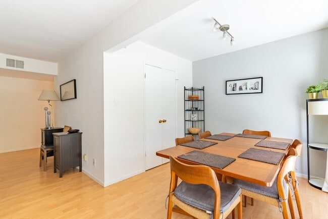 Building Photo - 675 Sharon Park Dr