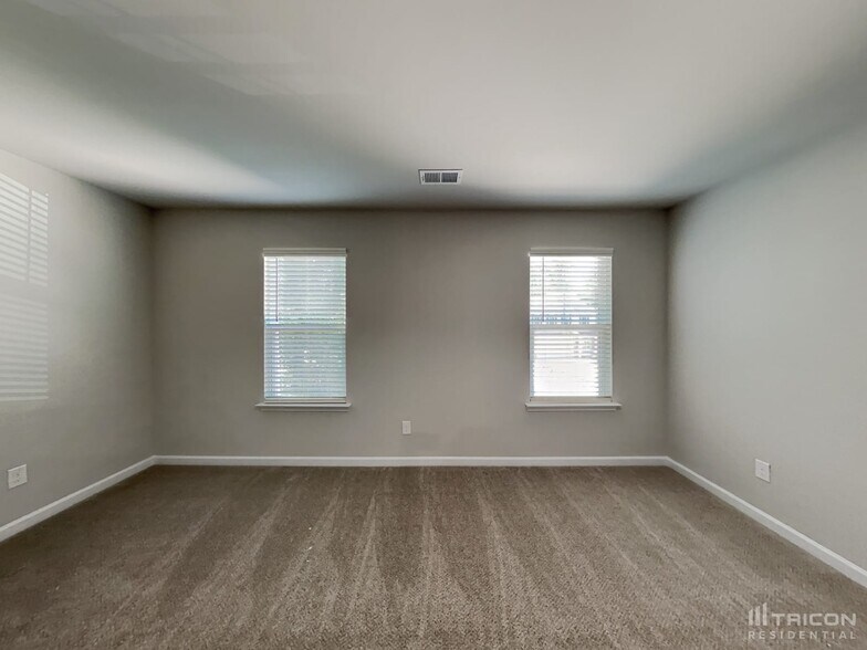Building Photo - 233 Spring Knoll Dr