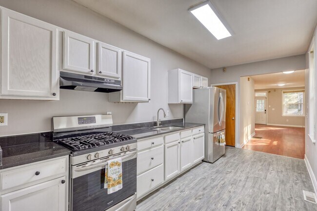 Building Photo - Fully Renovated 3 Bedroom, 2 Bathroom Townhouse