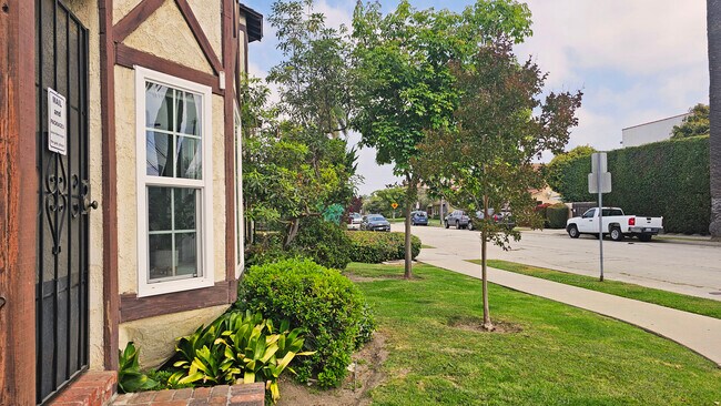 Building Photo - 2053 Barry Ave