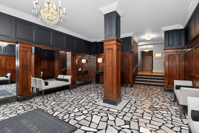 Building Photo - Absolutely stunning penthouse level unit in the historic Poplar building in Charlotte's tree line...