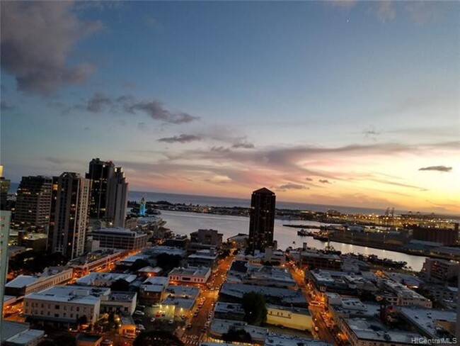 High floor with harbor/skyline/sunset views - 60 N Beretania St