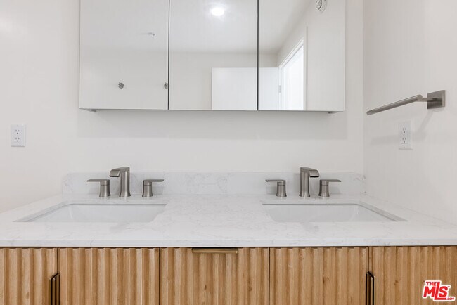 Building Photo - 8561 Belmont St