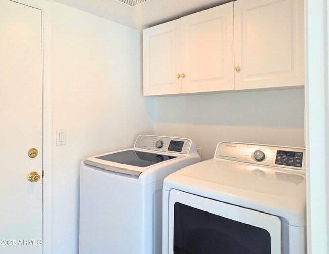 Building Photo - 242 S Sycamore Pl