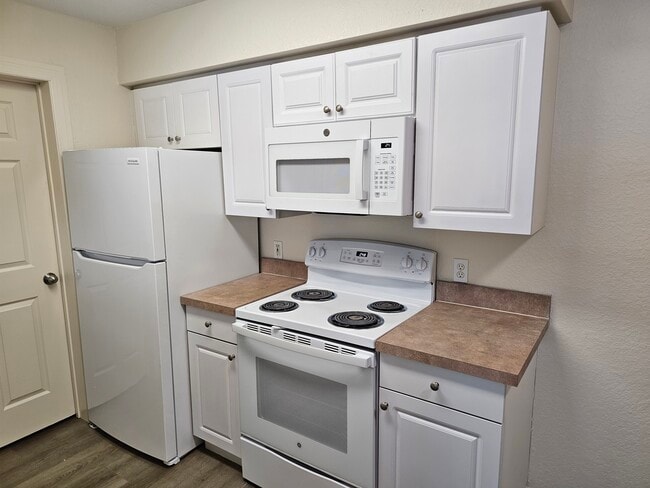 kitchen - 36047 Deer Creek Dr