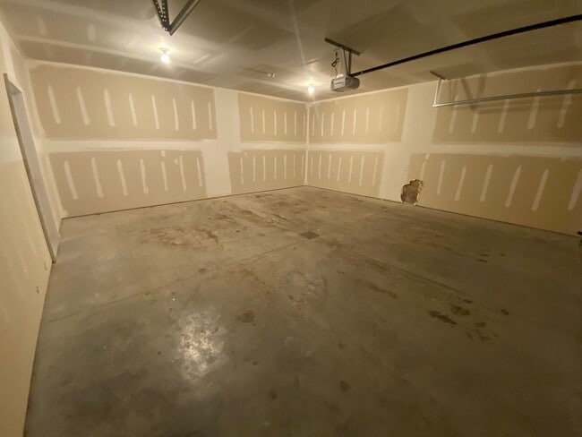 Building Photo - Modern 3 Bedroom 2 Bathroom Townhome