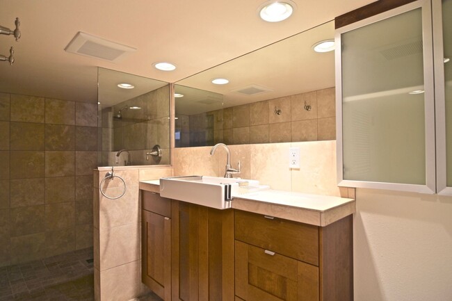 Building Photo - Lake Forest Park Four Bedroom