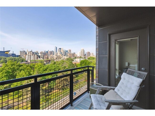 Building Photo - 401 SE Main St