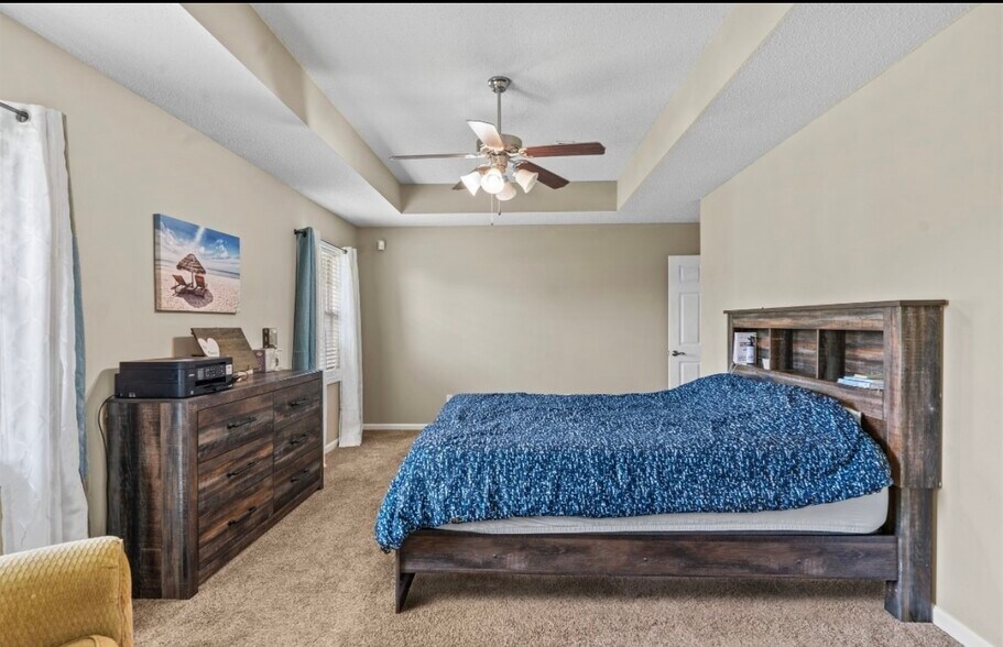 Master bedroom - 108 Fieldstone Dr