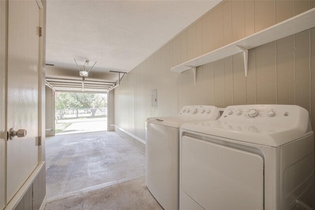 Building Photo - 306 Corral Ln