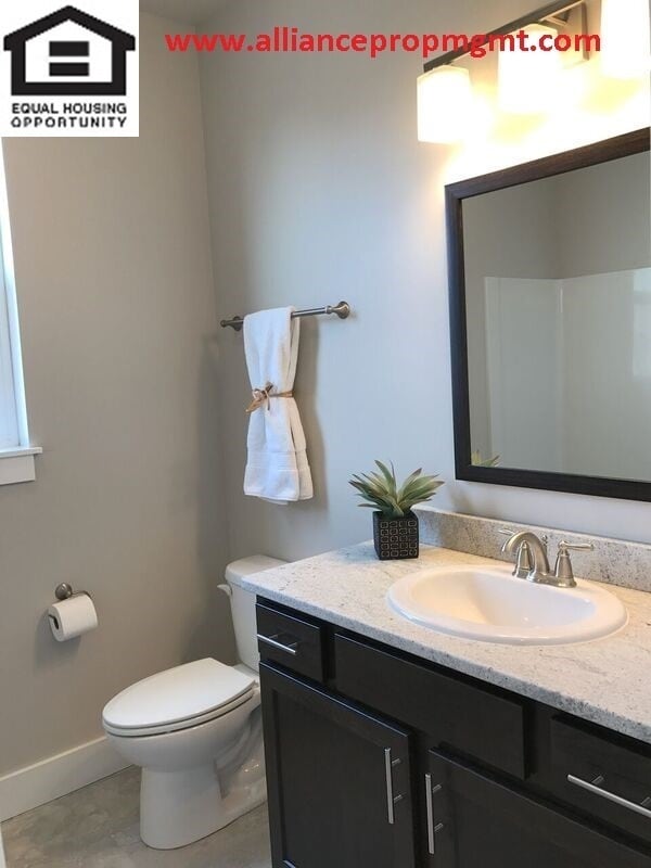 Building Photo - Spectacular 4-bedroom home in great location!