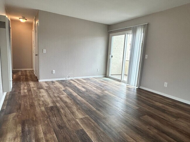 Building Photo - $$ HALF 1/2 OFF First Months RENT !!!!!! 2 bed - 2 bath unit Ready to rent!