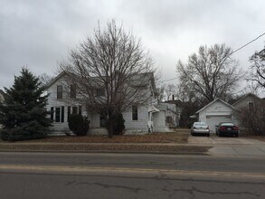 Building Photo - Huge 6 Bed 2 Bath close to UWEC
