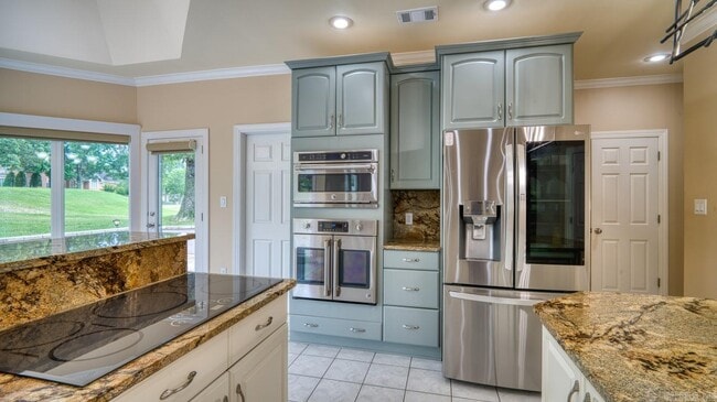 Building Photo - 2213 Doral Dr