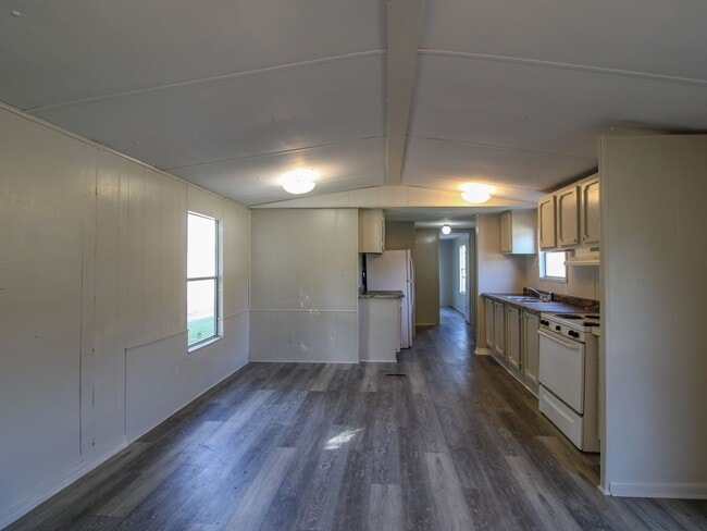 Building Photo - New Rental at River Road Estates!