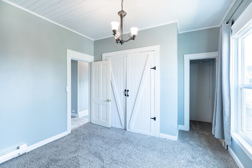 Building Photo - Cute Downtown 2 Bedroom House with Garage & Fenced Yard - Dogs Welcome