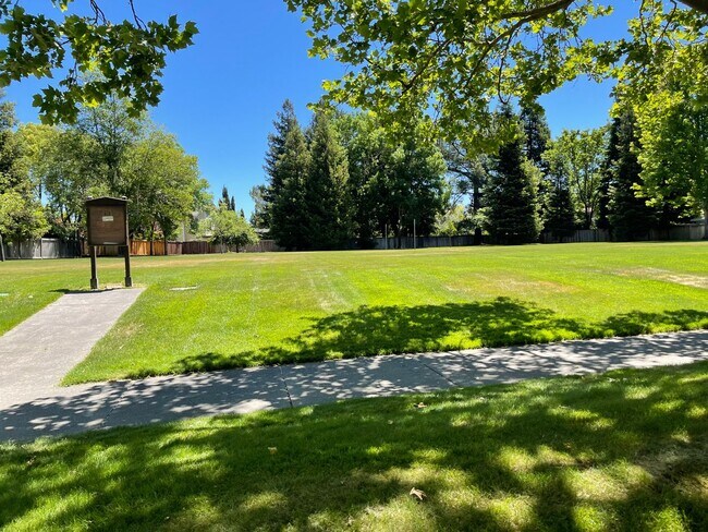 Building Photo - Beautiful Home in the Lakewood Hills Gated...