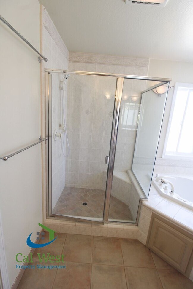 Building Photo - $4895 - Large beautiful 3/2 Home located i...