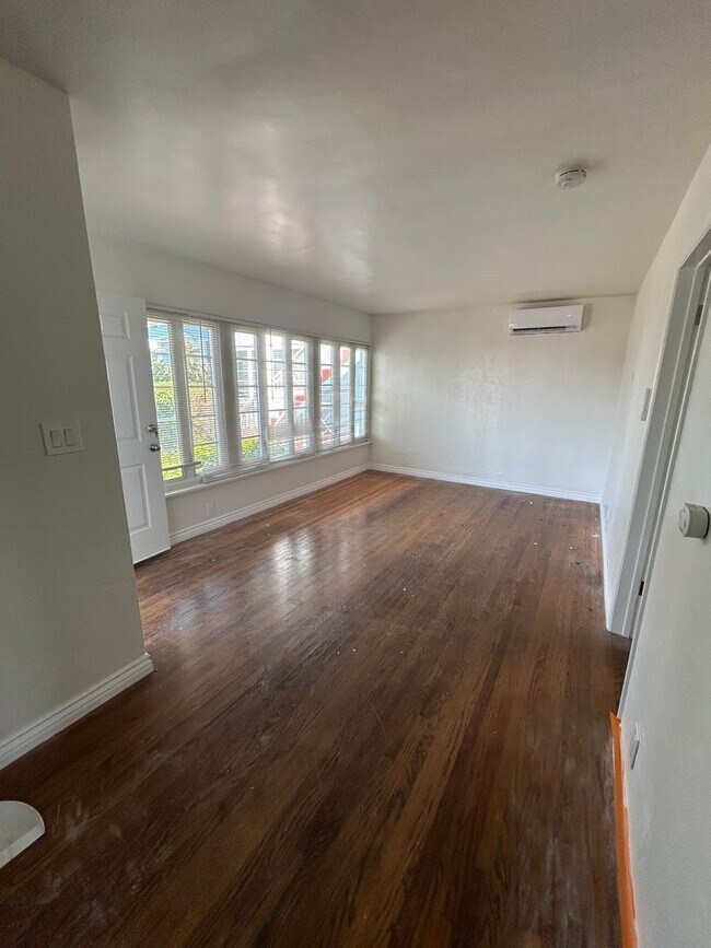 Building Photo - Bankers Hill One Bedroom